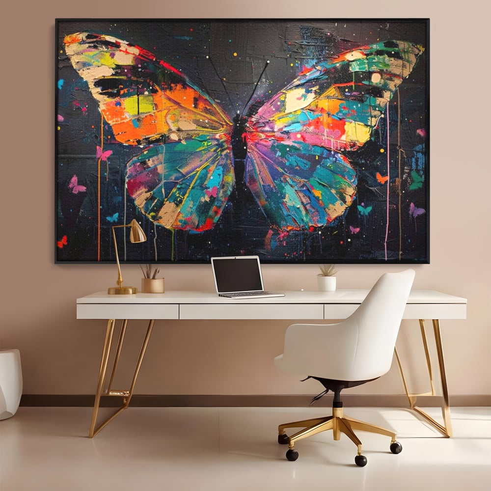 Tablou canvas cu tablou canvas cu fluture multicolor, in rama de aluminiu negru, pe perete intr-un birou